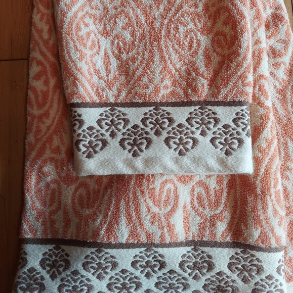 Ellen Tracy towel set bath and hand towels home collection copper beige … - Picture 3 of 3